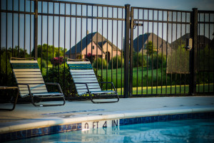 Aluminum-fence-around-pool